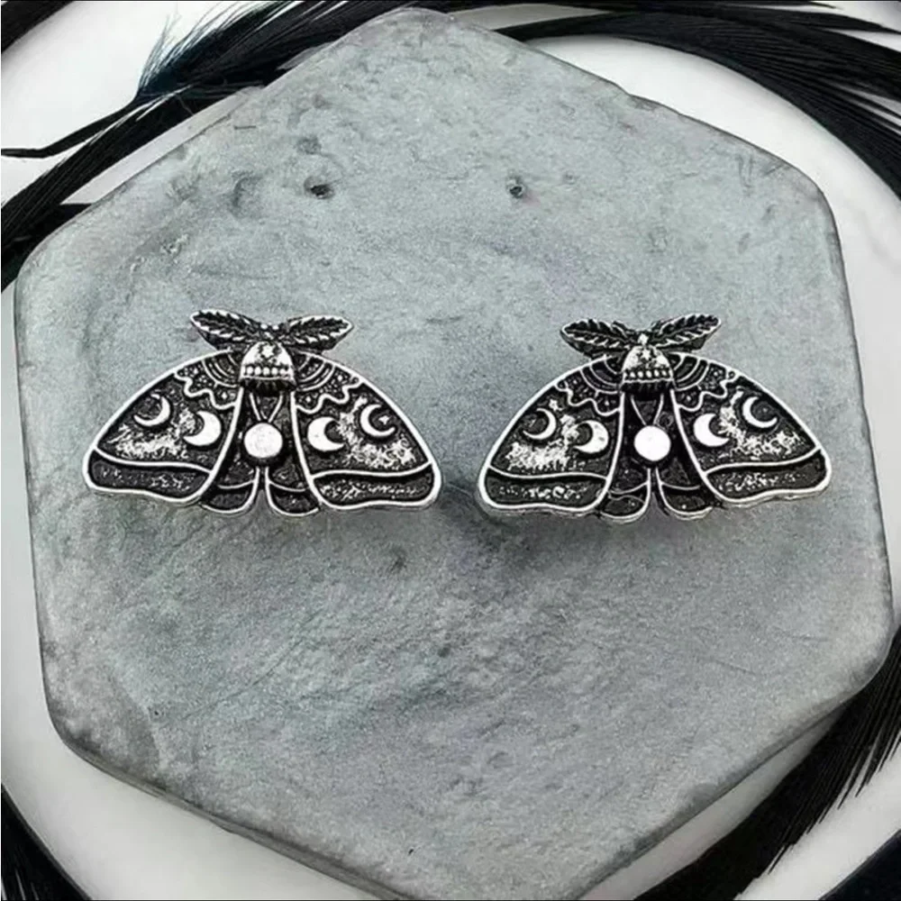 Moth crescent moon silver earrings - Picture 13 of 13